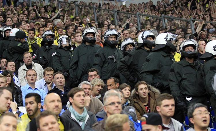 optøjer. Politi danner en lang kæde mellem fans af Dortmund og Schalke 04 under det seneste Ruhr-derby. Men lige lidt hjalpe det. 