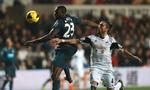 presset. Swansea Citys midterforsvarer, Chico Flores (th), var den ene part i et sammenstød på klubbens træningsanlæg. 