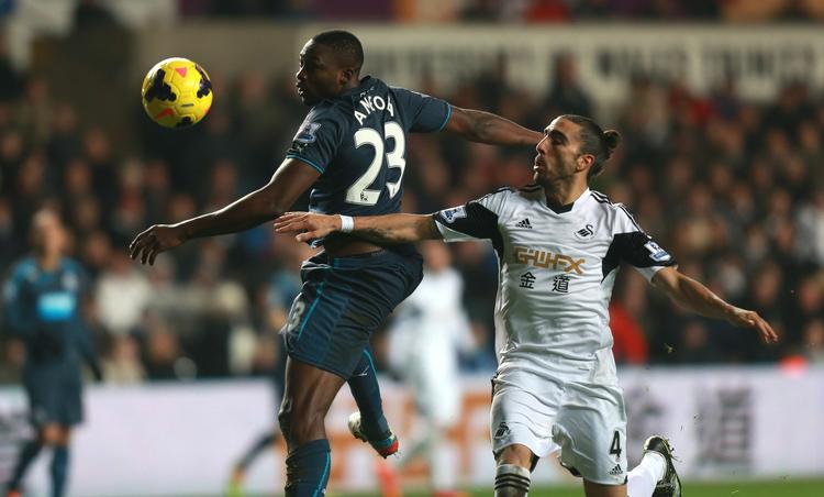 presset. Swansea Citys midterforsvarer, Chico Flores (th), var den ene part i et sammenstød på klubbens træningsanlæg. 