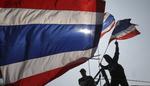 Vedholdende. Tusindvis går stadig på gaden, og nu er det ved at være for meget for myndighederne i Thailand. 
