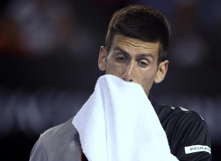 maratonkamp. Den fjerde titel i Australian Open i træk bliver ikke til noget for serbiske Novak Djokovic, som blev sendt ud efter et femsætsopgør af Stanislas Wawrinka. 