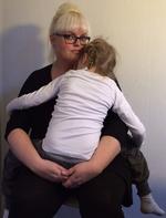 Spisevægring. Maria på seks år er holdt op med at spise og skulle efter planen vente 53 dage på indlæggelse til stor frustration for hendes mor, Iben Rosendahl. Efter pres får Maria nu plads øjeblikkeligt. 