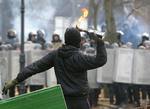 OPTRAPNING. Vrede demonstranter kaster med molotovcocktails, brandbomber og brosten efter politiet, som svarer igen med tåregas og barrikaderer sig bag skjolde. Siden i søndags er sammenstødene i Kijev taget til. 