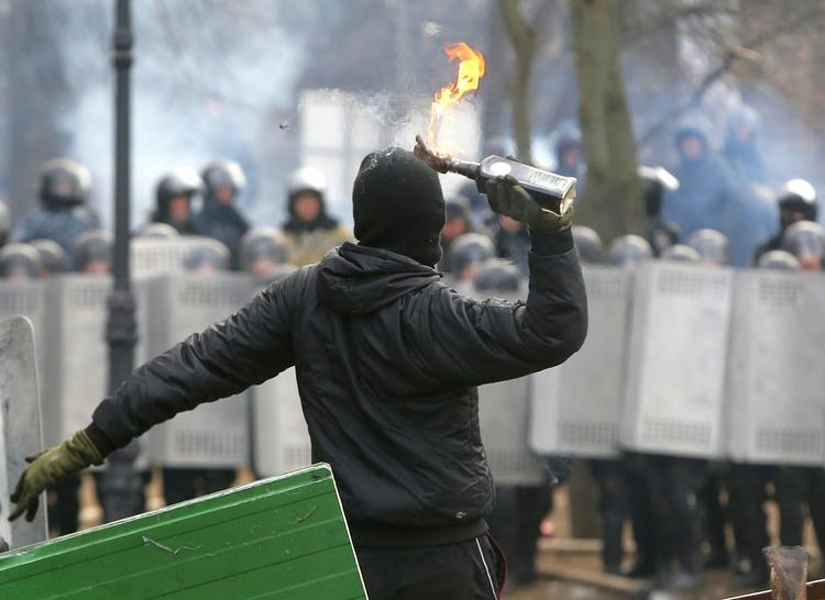 OPTRAPNING. Vrede demonstranter kaster med molotovcocktails, brandbomber og brosten efter politiet, som svarer igen med tåregas og barrikaderer sig bag skjolde. Siden i søndags er sammenstødene i Kijev taget til. 