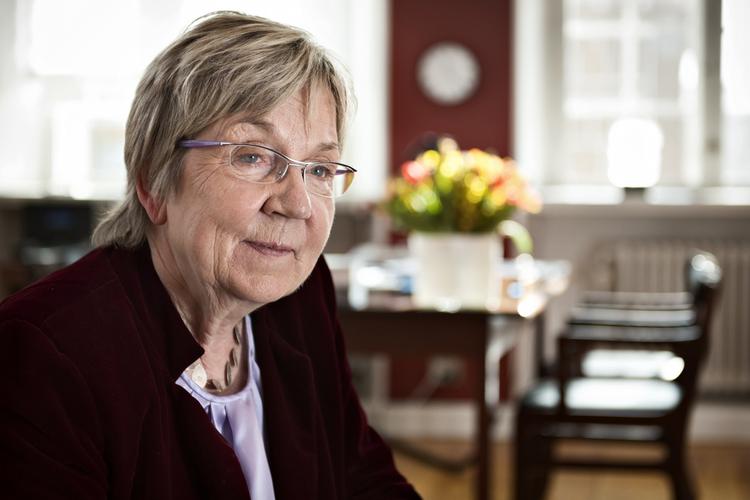BEKLAGELIGT. Kulturminister Marianne Jelved (R) skal finde et nyt medlem af Statens Kunstfonds litteraturudvalg, efter Politikens Jes Stein Pedersen har trukket sig fra posten. 
