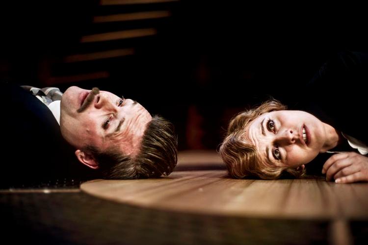 UFORLØST. Thomas Bang og Marie Louise Wille spiller de elskende Johannes og Rebekka, som ikke får hinanden, fordi fortiden og de sociale konventioner stiller sig i vejen. 