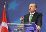under observation. Selv om EU i oktober åbnede for et nyt kapitel i forhandlingerne om Tyrkiets medlemskab af unionen, gør EU's øverste politiske ledere det i dag klart over for premierminister Recep Tayyip Erdogan, at de stadig holder nøje øje med ham. 