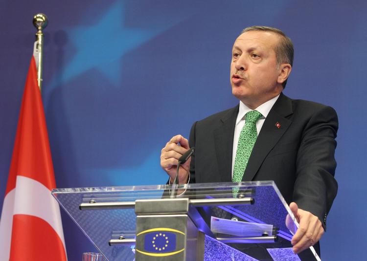 under observation. Selv om EU i oktober åbnede for et nyt kapitel i forhandlingerne om Tyrkiets medlemskab af unionen, gør EU's øverste politiske ledere det i dag klart over for premierminister Recep Tayyip Erdogan, at de stadig holder nøje øje med ham. 