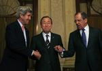 Diplomati. John Kerry hilser på sin kollega Sergey Lavrov i Montreux. Men Ban som mellemmand. 
