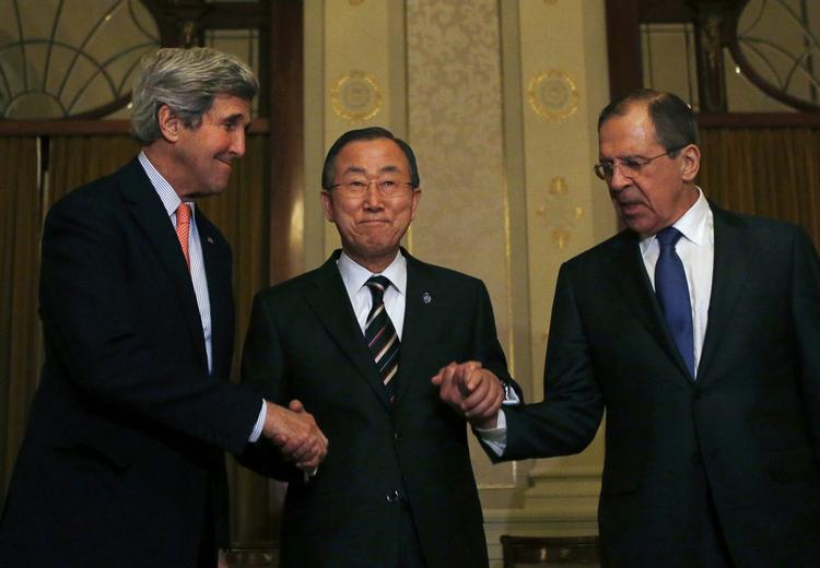 Diplomati. John Kerry hilser på sin kollega Sergey Lavrov i Montreux. Men Ban som mellemmand. 