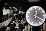 Togkroner. Der skal nok komme rul i pengeflowet, lover transportministeren. Nu da togfonden er på plads, er der fri bane for at lade kronerne finde vej til bedre tog. 