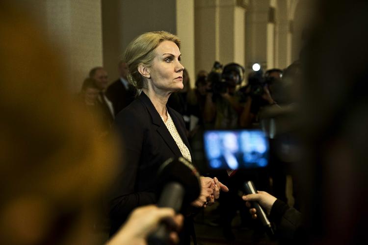 5-0. Thorning debutterede som politisk sværvægter og gav Folketinget tørt på til samrådet forleden, skriver Peter Mogensen. 
