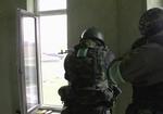 terrortrussel. Russiske specialstyrker i kamp med militante grupper i udkanten af Makhachkala, der er hovedstad i den russiske Dagestan-provins. Det frygtes at militante vil benytte vinter-OL til at markere deres modstand mod det russiske styre under vinter-OL. 