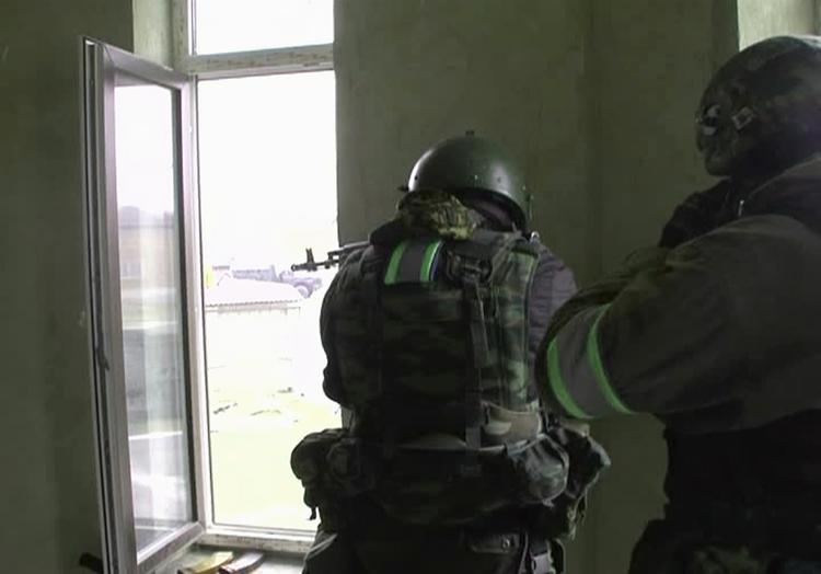terrortrussel. Russiske specialstyrker i kamp med militante grupper i udkanten af Makhachkala, der er hovedstad i den russiske Dagestan-provins. Det frygtes at militante vil benytte vinter-OL til at markere deres modstand mod det russiske styre under vinter-OL. 