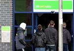 jobkø. Køen foran jobcentrene i Storbritannien er faldet med 167.000 personer. Det største fald siden oktober 1997. 