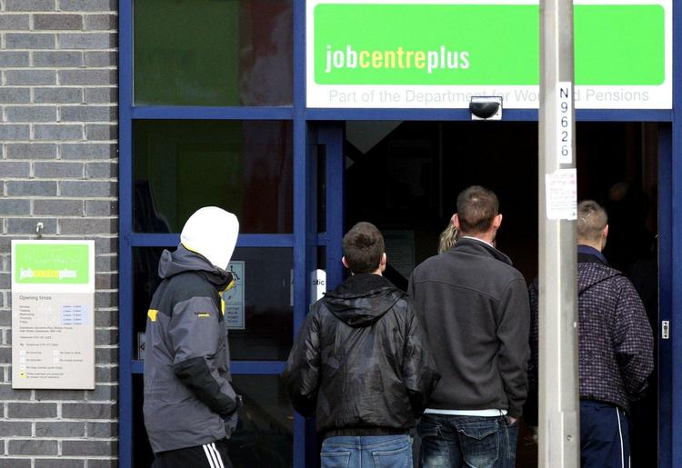 jobkø. Køen foran jobcentrene i Storbritannien er faldet med 167.000 personer. Det største fald siden oktober 1997. 