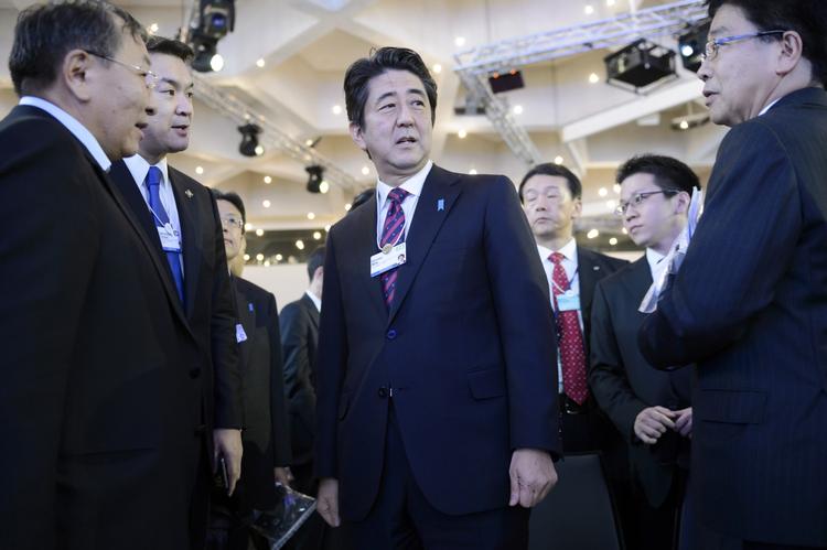 alvor. Japan's  statsminister Shinzo Abe er sammen med alverdens politiske elite og erhvervseliten ankommet til økonomisk topmøde i Davos. Stigende ulighed er et af verdens største problemer. 