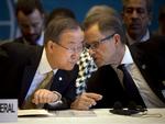 MØDELEDER. Det er FN's generalsekretær Ban Ki-moon (tv), der leder fredskonferencen for Syrien i Montreux. Her konfererer han med chefen for FN's kontor i Genéve, danske Michael Møller. 