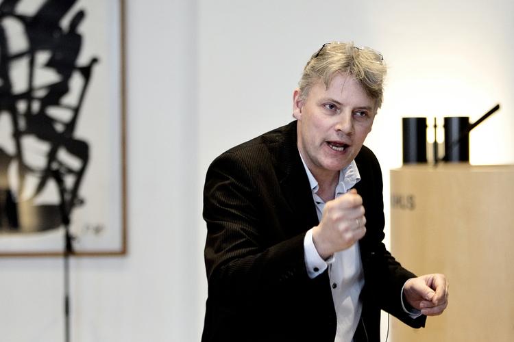 Forbi. Jeg Stein Pedersen har trukket sig fra Statens Kunstfonds legatudvalg for litteratur efter kritik. Men dobbeltroller er svære at undgå, siger professor. 