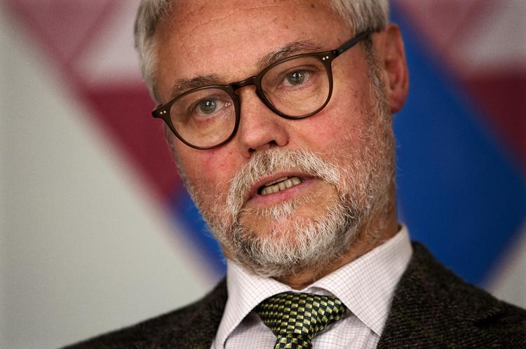 Beskæftigelsesformand. Carsten Koch, der er tidligere skatteminister, vil ikke udtale sig om rapport, før den har været omkring forskellige interessenter. 