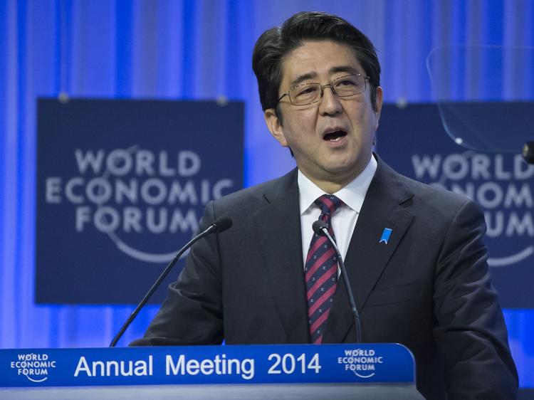 Appel. »Hvis freden og stabiliteten i Asien rystes, vil effekten på resten af verden blive enorm«, sagde Japans premierminister, Shinzo Abe, på Det Verdensøkonomiske Forum i Davos i dag. 