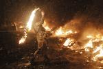 Kampe. Volden mellem politi og demonstranter eskalerer. Det har i de seneste dage kostet fem mennesker livet. Her kaster en demonstrant en brandbombe mod politiet. 