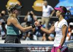 Tak. Li Na og  Eugenie Bouchard giver hånd efter kampen, som kineseren vandt i suveræns til. 