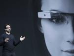 OPTAGELSE. Google-stifteren Sergey Brin (bill.) er hovedkraften bag Google Glass-brillen, der forleden fik en mand smidt ud af en biograf i USA og derefter forhørt i tre timer. (Foto: AP Photo) 