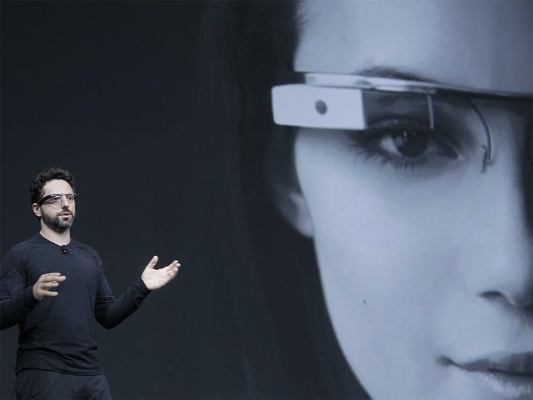 OPTAGELSE. Google-stifteren Sergey Brin (bill.) er hovedkraften bag Google Glass-brillen, der forleden fik en mand smidt ud af en biograf i USA og derefter forhørt i tre timer. (Foto: AP Photo) 