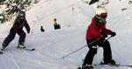 FRÆS. Stephanie Armstrong, forrest, og Alma Justesen i hælene på skiinstruktøren. Tempoet er presset lidt i vejret, men det gælder stadig om at have armene fremme og plads mellem skiene. 