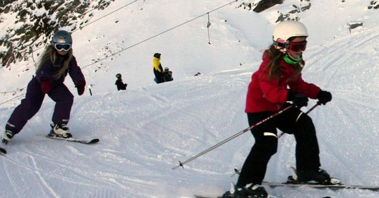 FRÆS. Stephanie Armstrong, forrest, og Alma Justesen i hælene på skiinstruktøren. Tempoet er presset lidt i vejret, men det gælder stadig om at have armene fremme og plads mellem skiene. 
