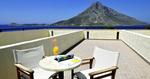 havudsigt. Fra værelsets terrasse er det blå Ægæerhav og øen Telendos det eneste, der ligger mellem hotellet og horisonten. 