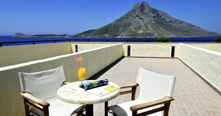 havudsigt. Fra værelsets terrasse er det blå Ægæerhav og øen Telendos det eneste, der ligger mellem hotellet og horisonten. 