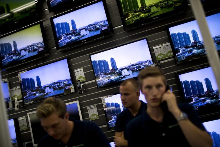 mådehold. De nye forbrugertillidstal har ikke været højere i snart syv år, men tallene dækker over, at danskerne ikke skal ud og købe nye forbrugsgoder som for eksempel en fladskærm. 