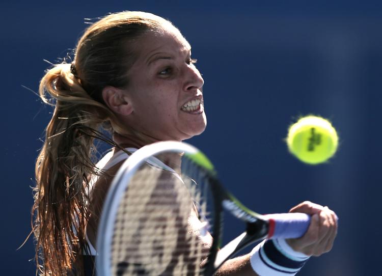 finaleklar. Dominika Cibulkova er kendt for at spille med fuld risiko. Og det virkede i semifinalen mod Agnieszka Radwanska, som blev blæst af banen. 