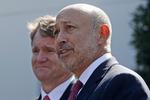 indkøber. Det er Goldman Sachs med Lloyd Blankfein i spidsen, der har udløst en stor politisk debat i Danmark. Den store investeringsbank vil nemlig købe sig ind i Dong i en handel, som endnu ikke er endelig godkendt af Folketinget. 