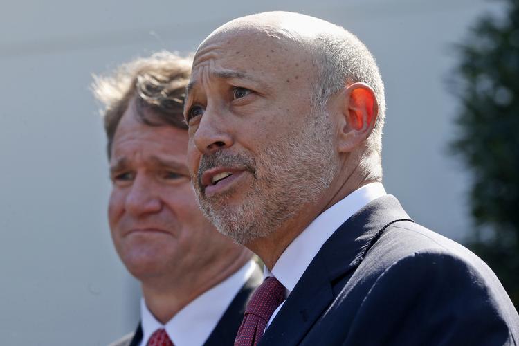 indkøber. Det er Goldman Sachs med Lloyd Blankfein i spidsen, der har udløst en stor politisk debat i Danmark. Den store investeringsbank vil nemlig købe sig ind i Dong i en handel, som endnu ikke er endelig godkendt af Folketinget. 