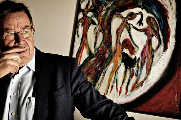 minus. Tidligere statsminister Poul Nyrup Rasmussen (S) har regnet på Dong-handlen og fundet et stort minus for både statskassen og samfundet. 