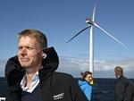 assistance. Samme dag som finansminister Bjarne Corydon af flere socialdemokrater med Poul Nyrup Rasmussen i spidsen kritiseres for salget af 19 procent af aktierne i Dong, kommer selskabets direktør, Henrik Poulsen, nu finansministeren til undsætning. 