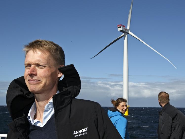 assistance. Samme dag som finansminister Bjarne Corydon af flere socialdemokrater med Poul Nyrup Rasmussen i spidsen kritiseres for salget af 19 procent af aktierne i Dong, kommer selskabets direktør, Henrik Poulsen, nu finansministeren til undsætning. 