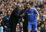 Strateger. Manager José Mourinho (tv) og resten af Chelsea-holdet går på titeljagt uden Juan Mata, der blot er et lægetjek og en underskrift fra Manchester United. 