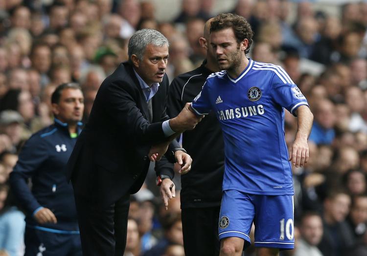 Strateger. Manager José Mourinho (tv) og resten af Chelsea-holdet går på titeljagt uden Juan Mata, der blot er et lægetjek og en underskrift fra Manchester United. 