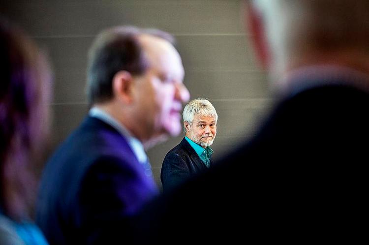 Mundkurv. Den tidligere demokratiske minister Carsten Koch har stået i spidsen for en ekspertgruppe, der er kommet med anbefalinger til bedre jobindsats. Anbefalingerne er blevet lækket, men Koch havde givet sig selv mundkurv på til gårsdagens jobkonference hos IDA. En mundkurv, som ikke dækkede helt. 