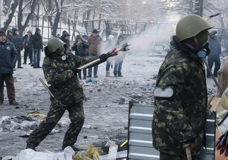 Demonstration. De ukrainske demonstrationer spidsede i denne uge til, efter præsident Viktor Janukovitj har forbudt ukrainerne at demonstrere - og i samme ombæring i øvrigt forbudt det at bære skudsikker vest og at køre i kortege på mere end fem biler. Derudover har politiet fået grønt lys til at anvende skarp ammunition mod demonstranterne, som omvendt bruger de hjemmelavede våben, de har til rådighed. 