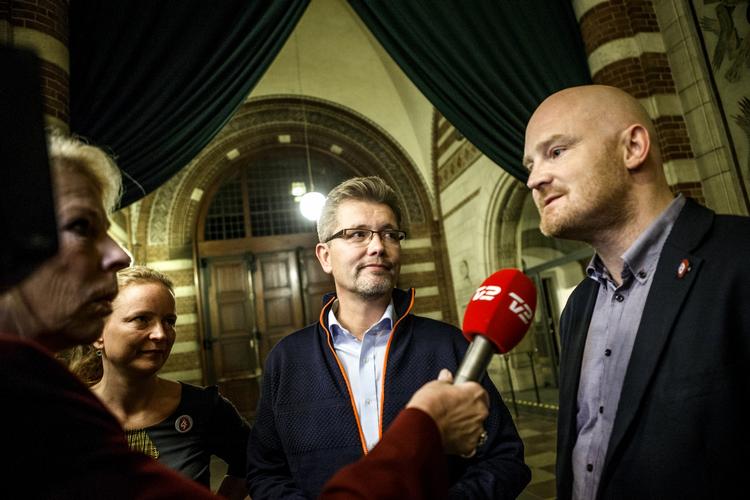 undsagt. Overborgmester Frank Jensen og teknik- og miljøborgmester Morten Kabell bliver undsagt af embedslægen i sagen om metrobyggeriets aften- og natarbejde. Embedslægen har ikke før november 2013 forholdt sig til den konkrete sag, hvilket borgmestrene ellers har påstået. 