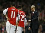 Spillerhandler. Arsene Wenger (th) brugte i august 375 millioner på at købe Mesut Özil i Real Madrid. Det er der sikkert også nogen, der har været utilfreds med. 