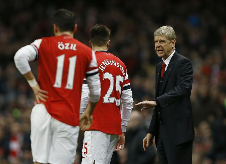 Spillerhandler. Arsene Wenger (th) brugte i august 375 millioner på at købe Mesut Özil i Real Madrid. Det er der sikkert også nogen, der har været utilfreds med. 