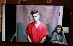 Fanget. Teenagestjernen Justin Bieber optræder på et videolink foran en dommer, efter at han tidligt torsdag morgen amerikansk tid blev anholdt og sigtet for spirituskørsel og gaderæs i Miami i den amerikanske stat Florida. 