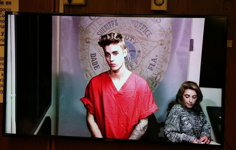Fanget. Teenagestjernen Justin Bieber optræder på et videolink foran en dommer, efter at han tidligt torsdag morgen amerikansk tid blev anholdt og sigtet for spirituskørsel og gaderæs i Miami i den amerikanske stat Florida. 