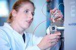 Biotek. Genmab blev stiftet i 1999. Nu henter biotekselskabet en milliard i ny kapital til udvikling af lægemidler og opkøb. 